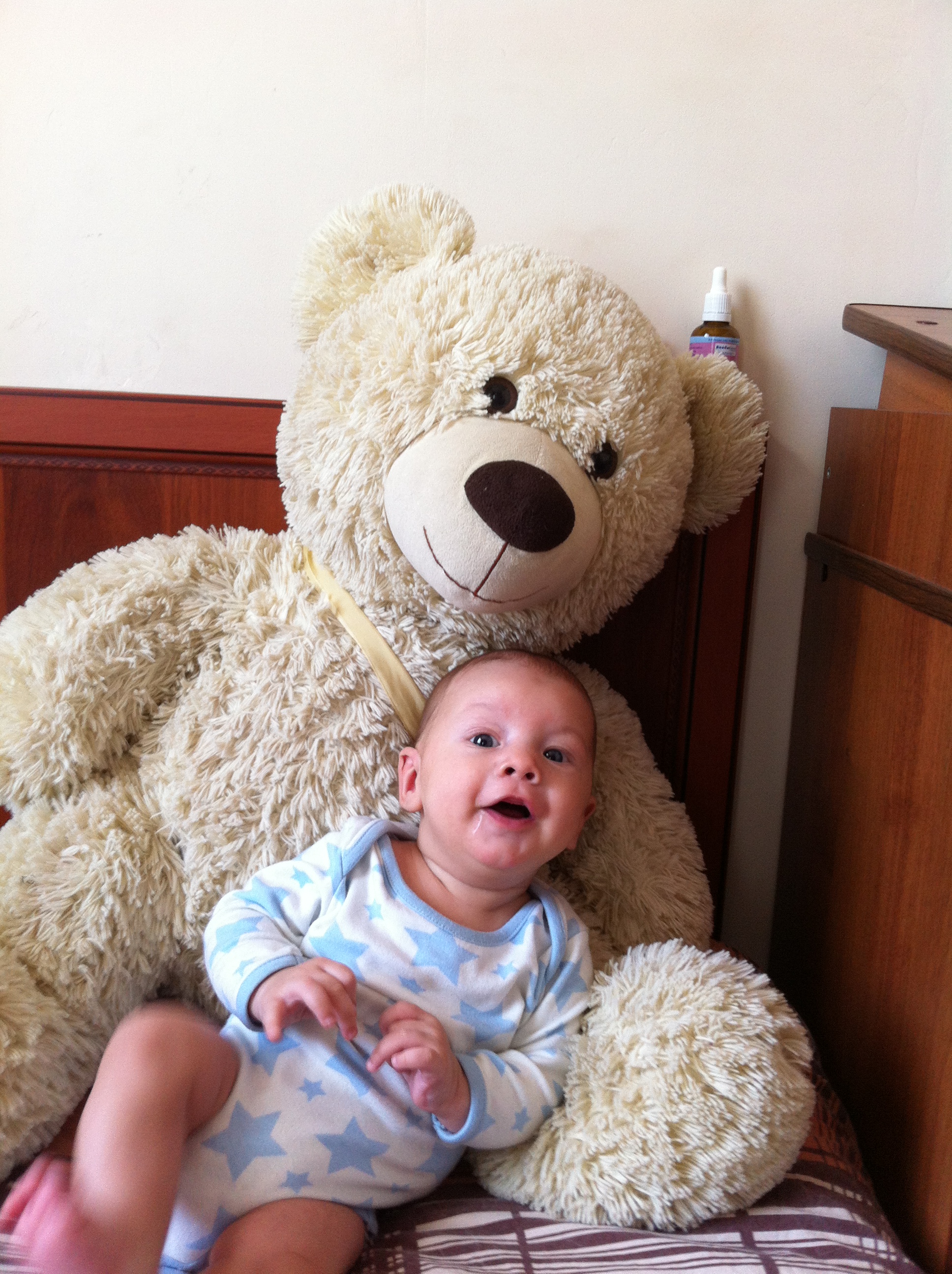 три дня назад Никитке было 3 месяца,а нам год)))