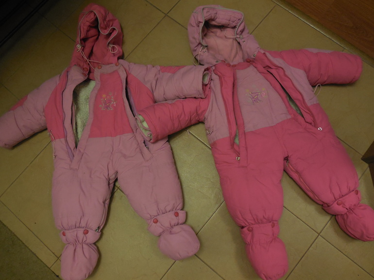 Комбинезоны и др. одежда для девочек-двойняшек до года