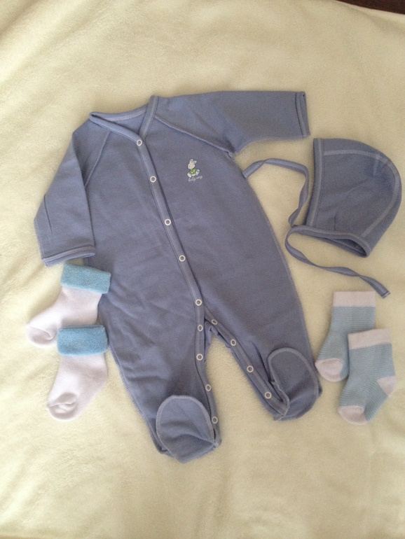 Первые вещички моего зайчика)