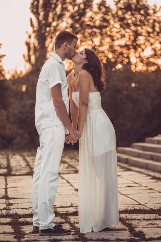 Солнечная свадьба на берегу пруда!