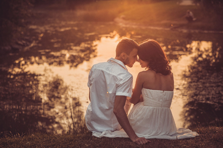 Солнечная свадьба на берегу пруда!