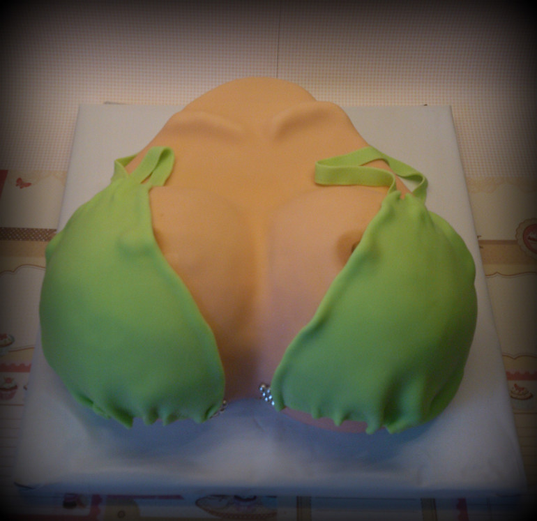 Первый торт-грудь:)