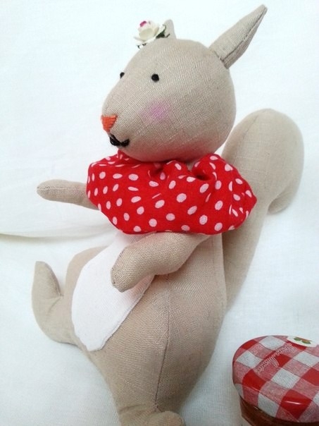 А к нам белочка прискакала!))