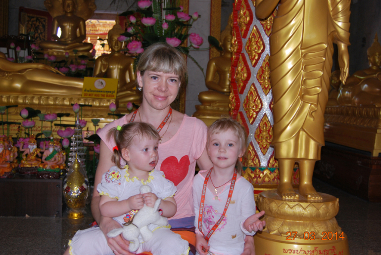 Посмотрите мои фото))) Тоже интересно на сколько я выгляжу