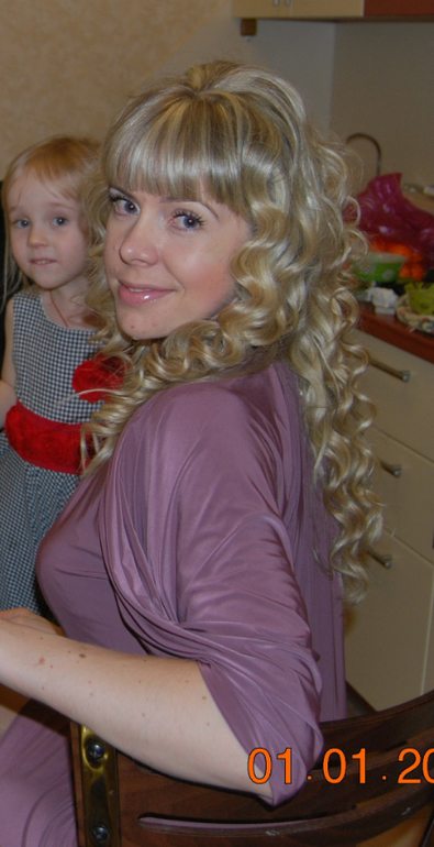 Посмотрите мои фото))) Тоже интересно на сколько я выгляжу