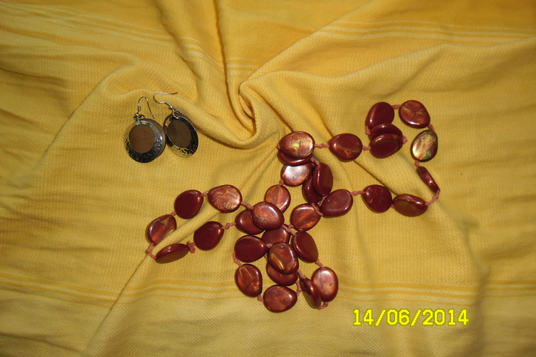 Слингостиль с намеком на этнические мотивы.