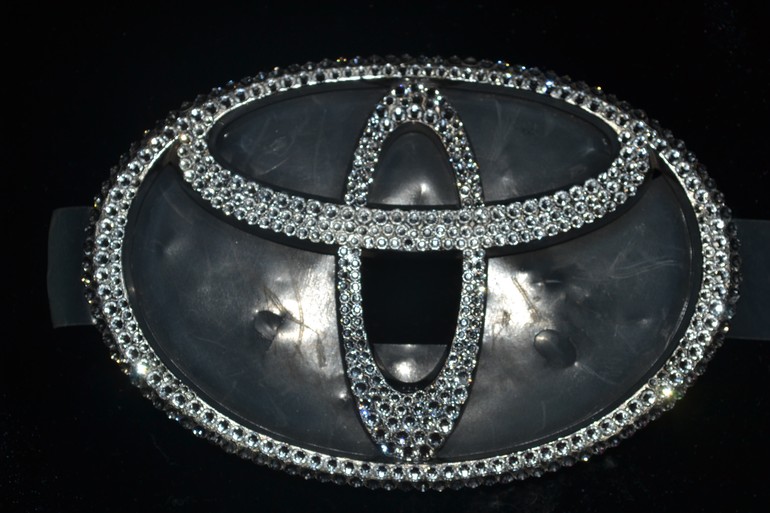 Эмблема Toyota c кристаллами Swarovski