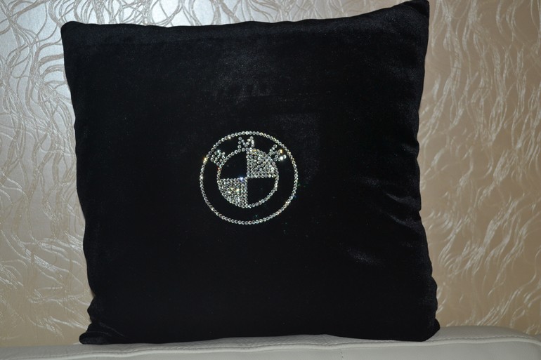 Бархатная подушка в автомобиль "BMW " с кристаллами Swarovski