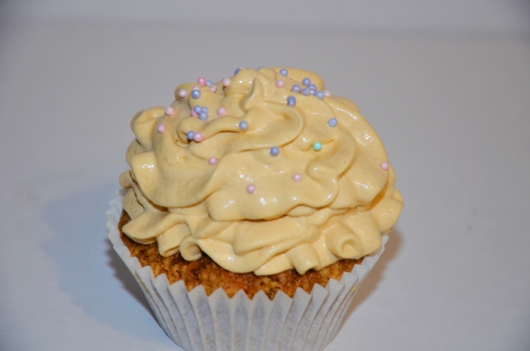 Морковные капкейки с кремом-чиз, швейцарской заварной меренгой с цикорием.