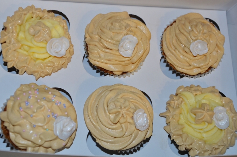 Морковные капкейки с кремом-чиз, швейцарской заварной меренгой с цикорием.