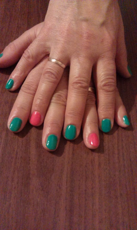 Выполняю услуги маникюра и покрытие ногтей шелаком!!!