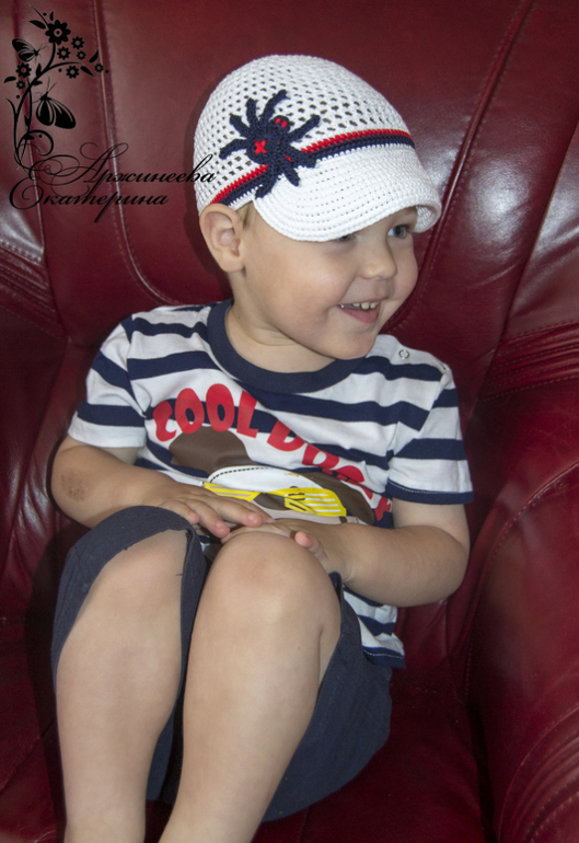 Кепочка для мальчика с паучком