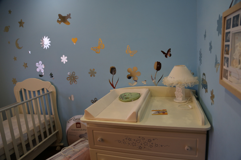 Декор стен в детской зеркальными наклейками.