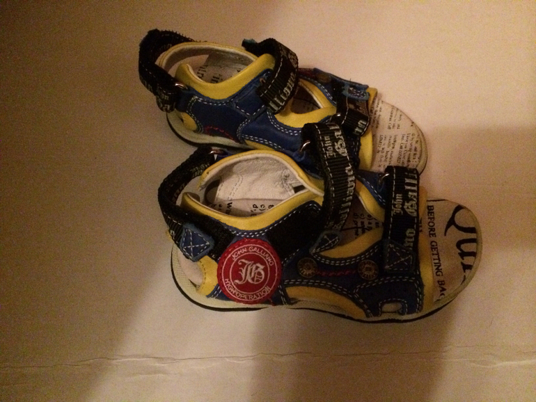 John galliano , ид.состояние , 23 р-р, 1000 руб , Питер , высылаю , 79675114967