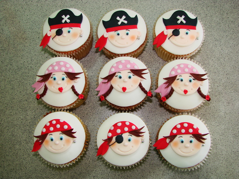 Маффины ванильные и апельсиновые с вишней