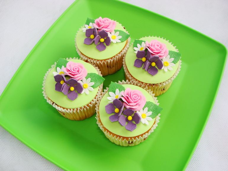 Маффины ванильные и апельсиновые с вишней