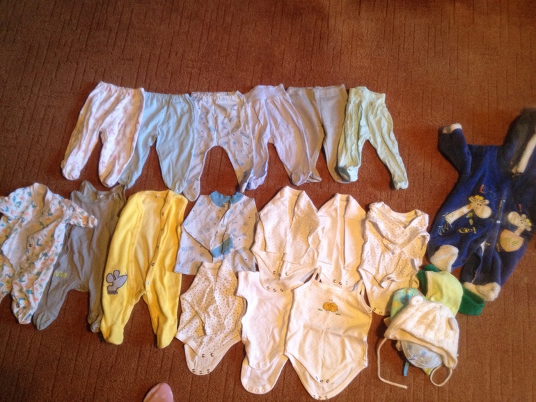 Отдам в добрые руки качельки, круг на шею, ползуночки и бодики на возраст 0-6 м, зимний комбинизон (68 см)