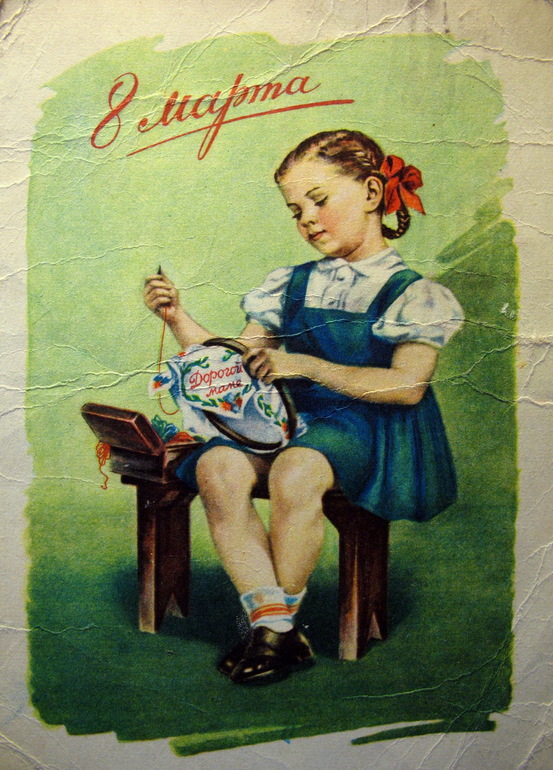 Девочки, которые дарят подарки на 8 марта другим девочкам