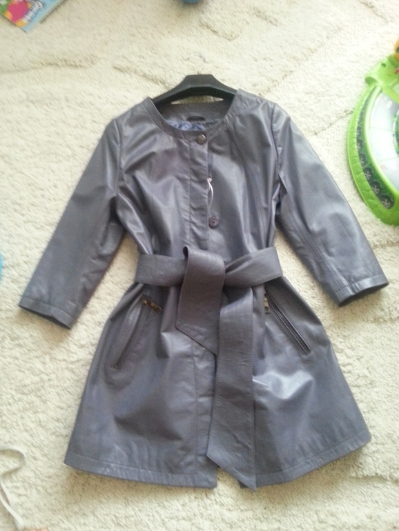 Что нисить с сиреневым кожаным плащем.Срочно нужна помощь!