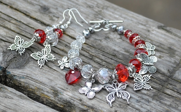 Двухцветный браслет и серьги с бабочками