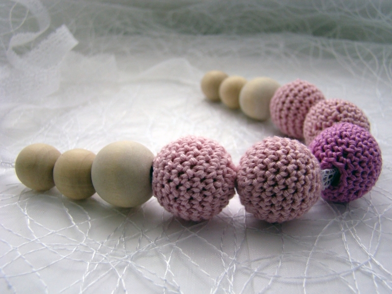 Оригинальные вязаные бусы в наличии.