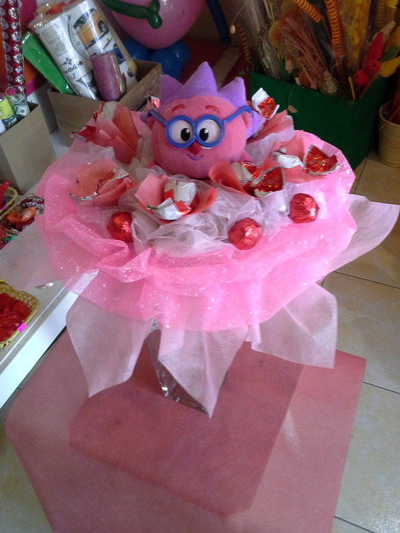 Букет из игрушек и конфет