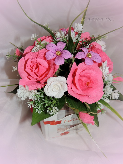 Букетик с ромашками и коробочка конфет