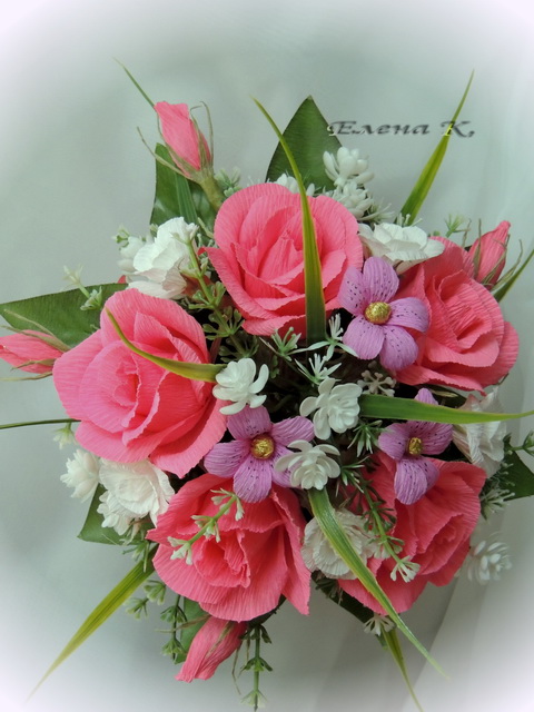 Букетик с ромашками и коробочка конфет