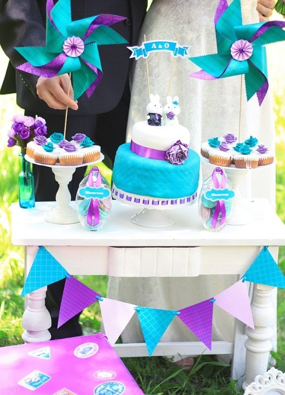 Оформление и декор для милой бирюзово-фиолетовой свадьбы зайчиков