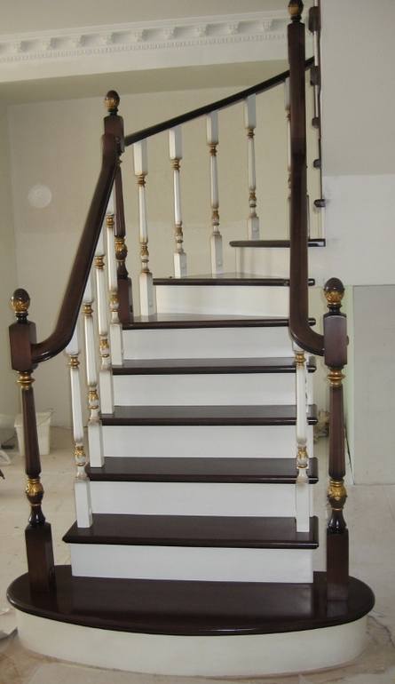 Предлагаем изготовление и монтаж лестниц из массива под КЛЮЧ!!