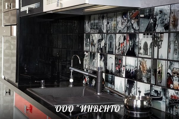 Стеклянная плитка с фактурой и декором