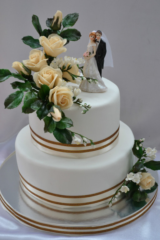 Свадебный с розами и фигуркой....