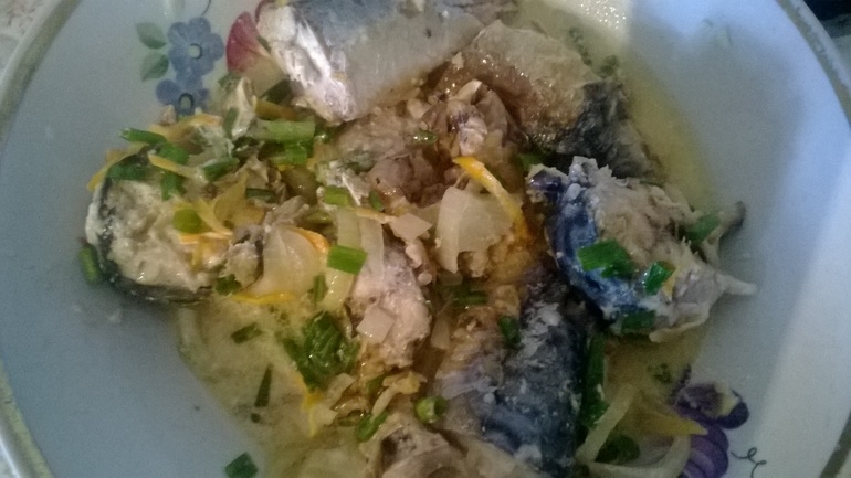 Скумбрия тушенная в сметанной подливке.