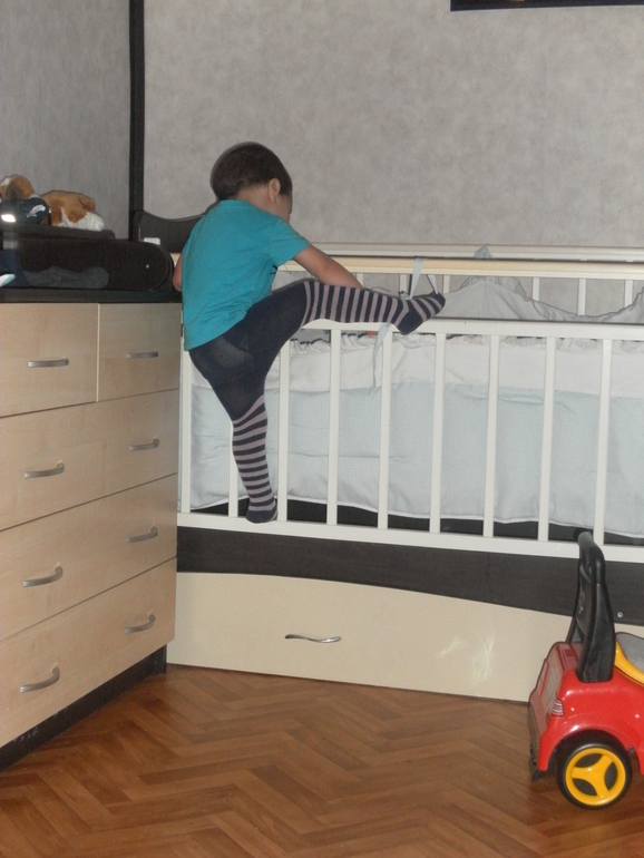 Нужно что-то делать с кроваткой