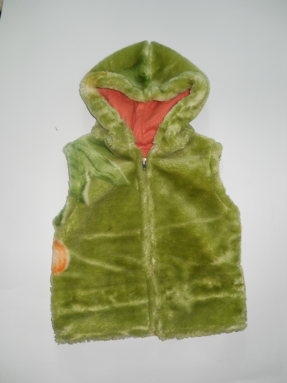 Жилетка сшита с детского одеялка)