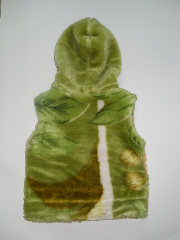 Жилетка сшита с детского одеялка)