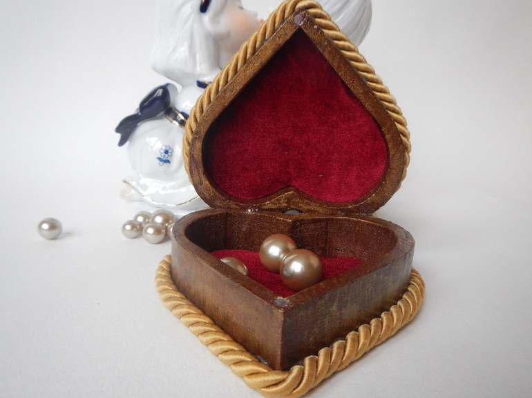 Шкатулка "Сердечная" деревянная с вышивкой лентами