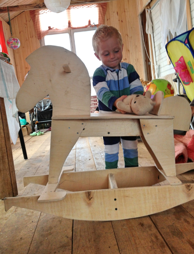 сколотили лошадку и песочницу