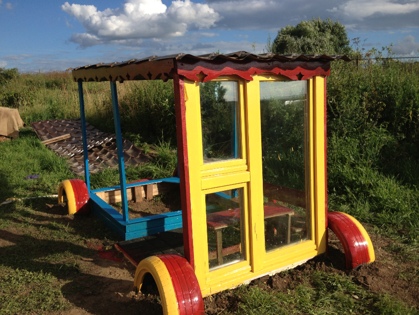 сколотили лошадку и песочницу