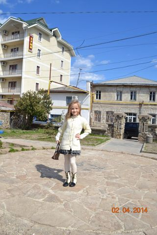 Весеннее пальто для дочки без единого шва
