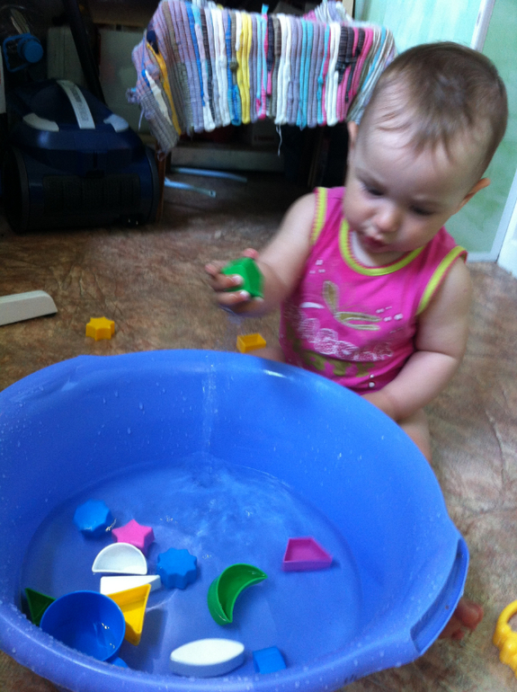 Первые игры с водой. 9,5 месяцев
