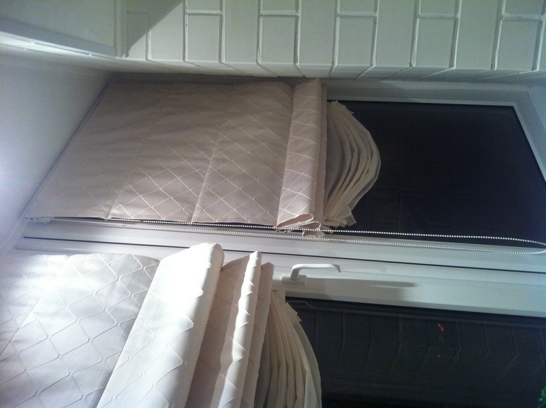 Римские шторы до и после. Посоветуйте как возможно уменьшить провис декоративной ткани внизу.