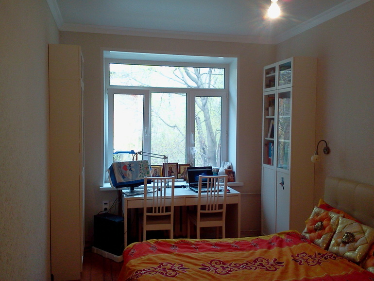 Морской стиль в комнате: ярко-синие шторы.