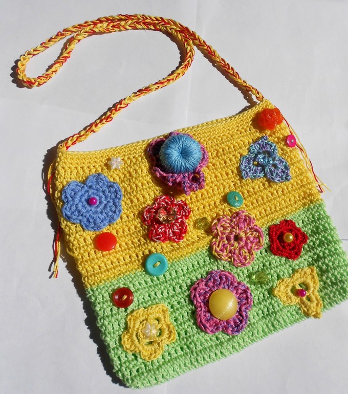 2 сумочки -полянки и панамка-клубничка