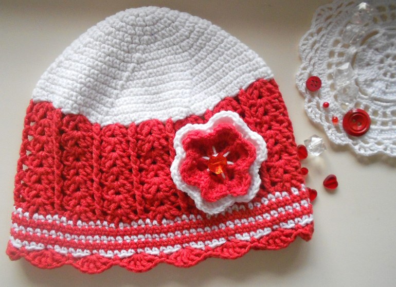 добавила цветочки на шапки, новая шапочка и косметичка .