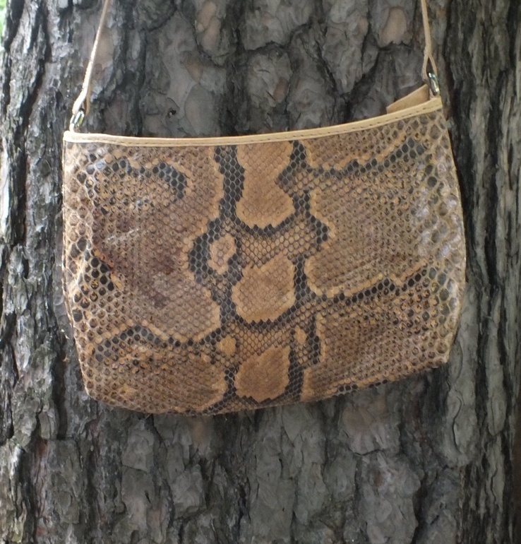 Сумка на ремешке из натуральной кожи питона