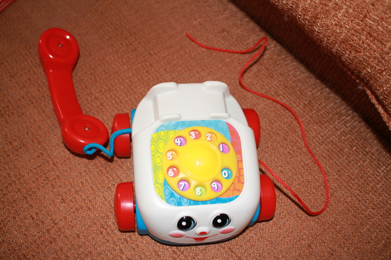 Продаю Fisher Price 2 игрушки (телефон-каталка, веселые друзья)