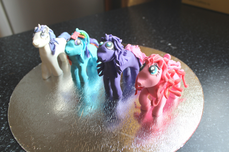 Свадебный и фигурки пони