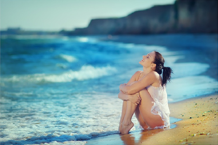 Йога голышом с милой девушкой возле океана