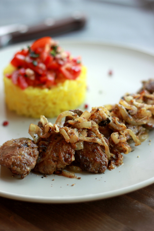 Куриная печенка с рисом и томатной сальсой